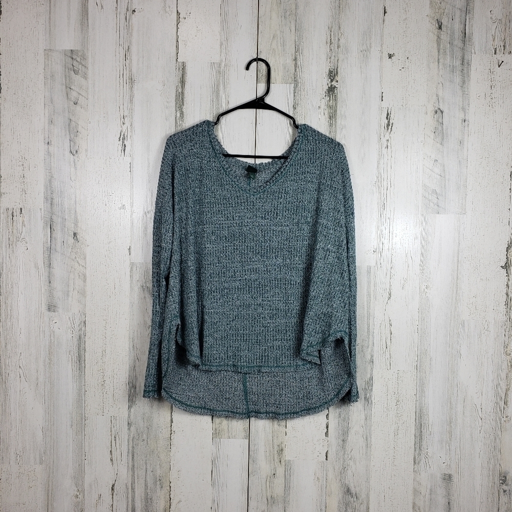 Wild fable green light weight high low long sleeve, vneck, oversized top size XS